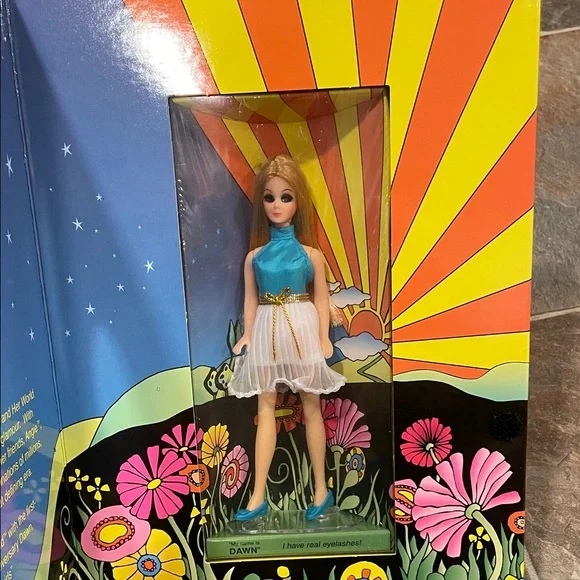 Dawn 30th Anniversary Limited Edition Doll - Picture 3 of 5